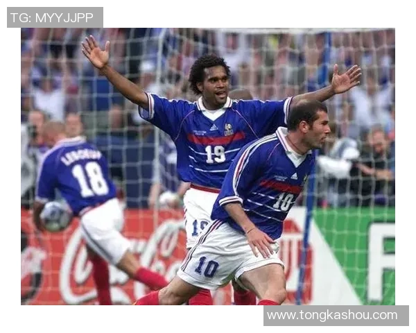 广州足球队的辉煌征程与挑战解析：从默默无闻到赛场传奇